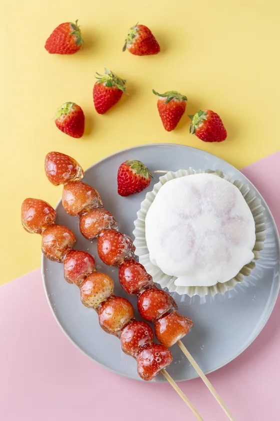 左:7粒いちごあめ串、右:1.7倍!!!いちごショート大福