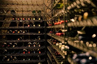 ワインセラーには世界のワインがずらり