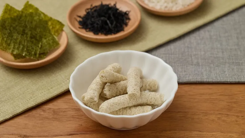 お米本来の甘みと優しい風味を活かしたサクサク食感のおせんべい