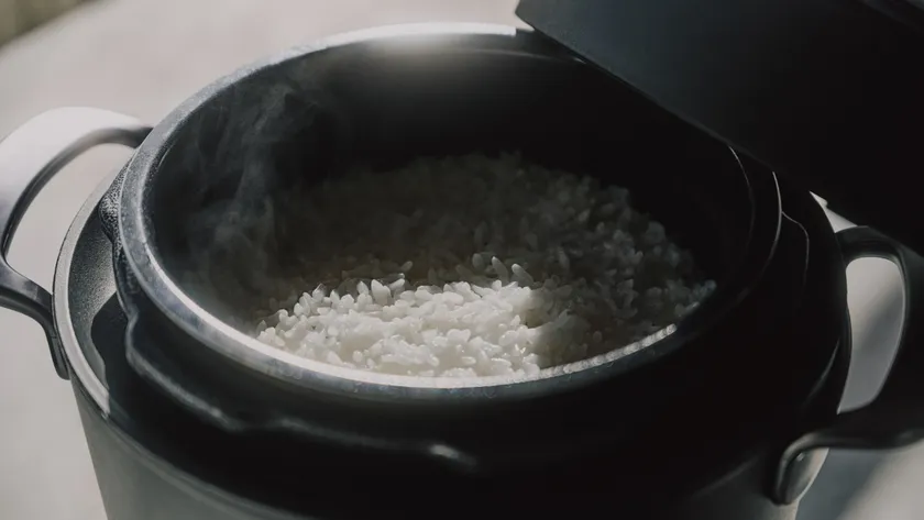 最大1.8気圧の高圧調理で、わずか25分でふっくら粒の立ったごちそうごはんに。