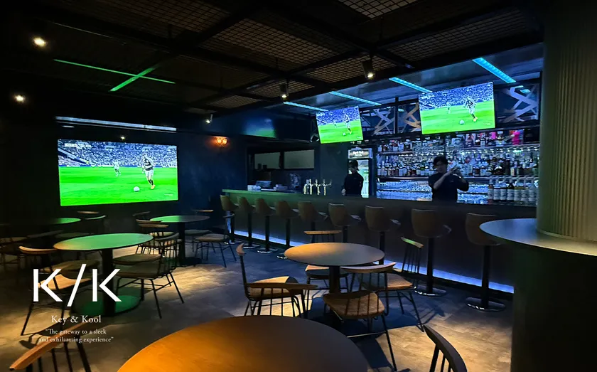 メタル質感と光が織りなす空間