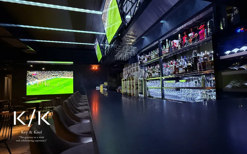 大型モニターとバーカウンター