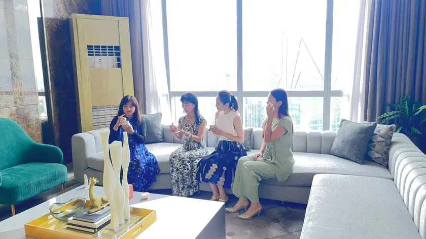 参加者一人ひとりの肌の悩みに応えながら行う使用体験会