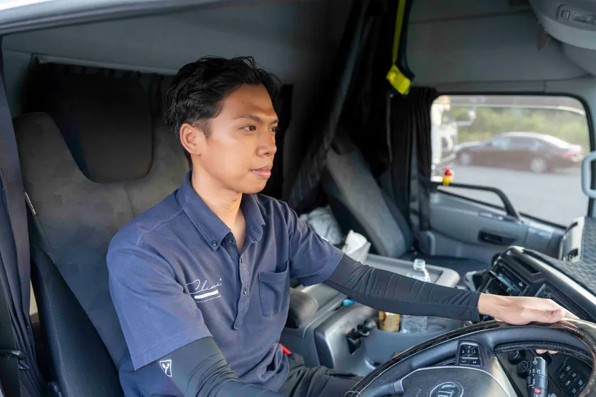 運転席に座るシギット・プルワント氏