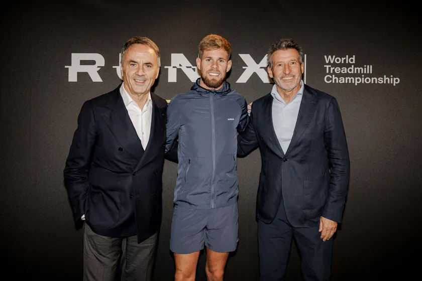 (左から)Technogym創業者兼CEO ネリオ・アレッサンドリ、2025年世界陸上選手権男子10,000m金メダリスト ジミー・グレシエ選手(仏)、世界陸連 セバスチャン・コー会長