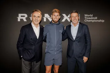 (左から)Technogym創業者兼CEO ネリオ・アレッサンドリ、2025年世界陸上選手権男子10,000m金メダリスト ジミー・グレシエ選手(仏)、世界陸連 セバスチャン・コー会長