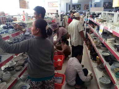 湯のみやお皿、日本から来た食器に興味津々