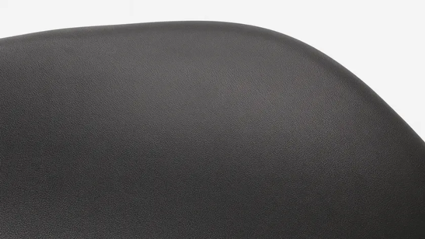 素材には高品質なブラックレザーを採用