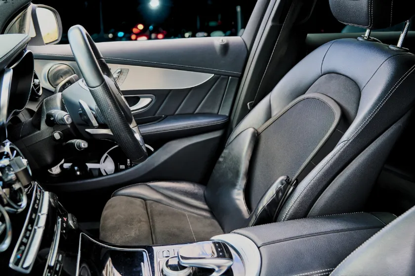 高級レザー際立つシンプルテザイン