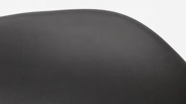 素材には高品質なブラックレザーを採用