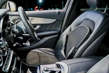 高級レザー際立つシンプルテザイン