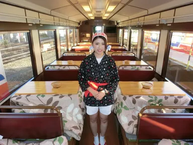 海女に扮したトレインアテンダント