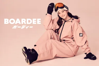 BOARDEE(ボーディー)の最新コレクションを着用するゆうちゃみ