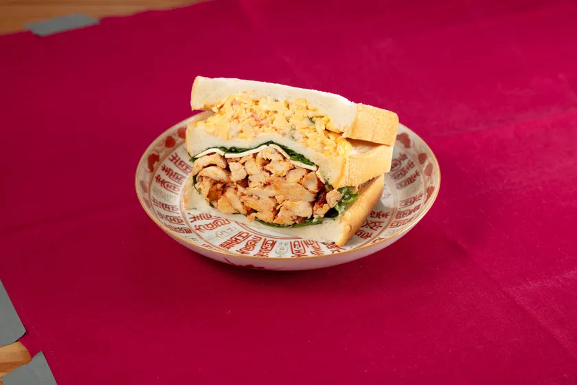 【手づくりのデリとパン cafe cocona】「よだれ鶏と中華オムレツのサンド~パクチー香るアジアン仕立て~」