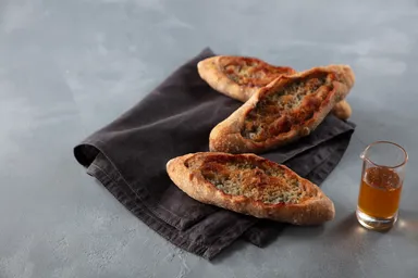 【MANHATTAN Bakery ＆ Wine bar】「ライ麦生地で作るハニー&ゴルゴンゾーラ」