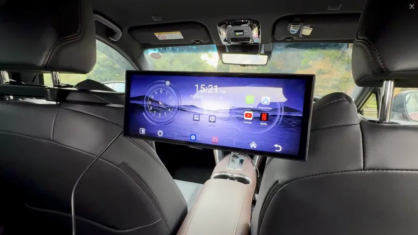 後席で動画視聴中