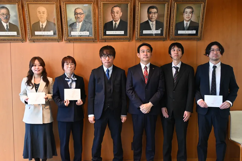 函館市の大泉市長(右から3人目)と受賞者とで記念撮影