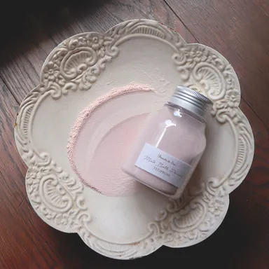 南仏プロヴァンスの小さな村で作り上げたような温もりを感じるミルクベースの入浴剤