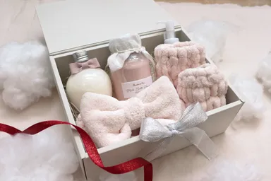 ボディミルク、ヘアバンド、リストバンドがセットに