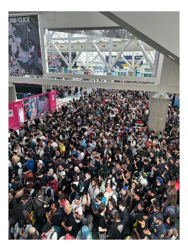 メインホール入り口人混みの様子