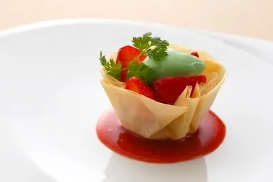 オーダーできるフレンチスイーツ (4) イチゴのフィロタルト