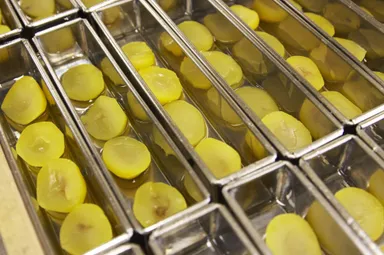 栗羊羹作業風景