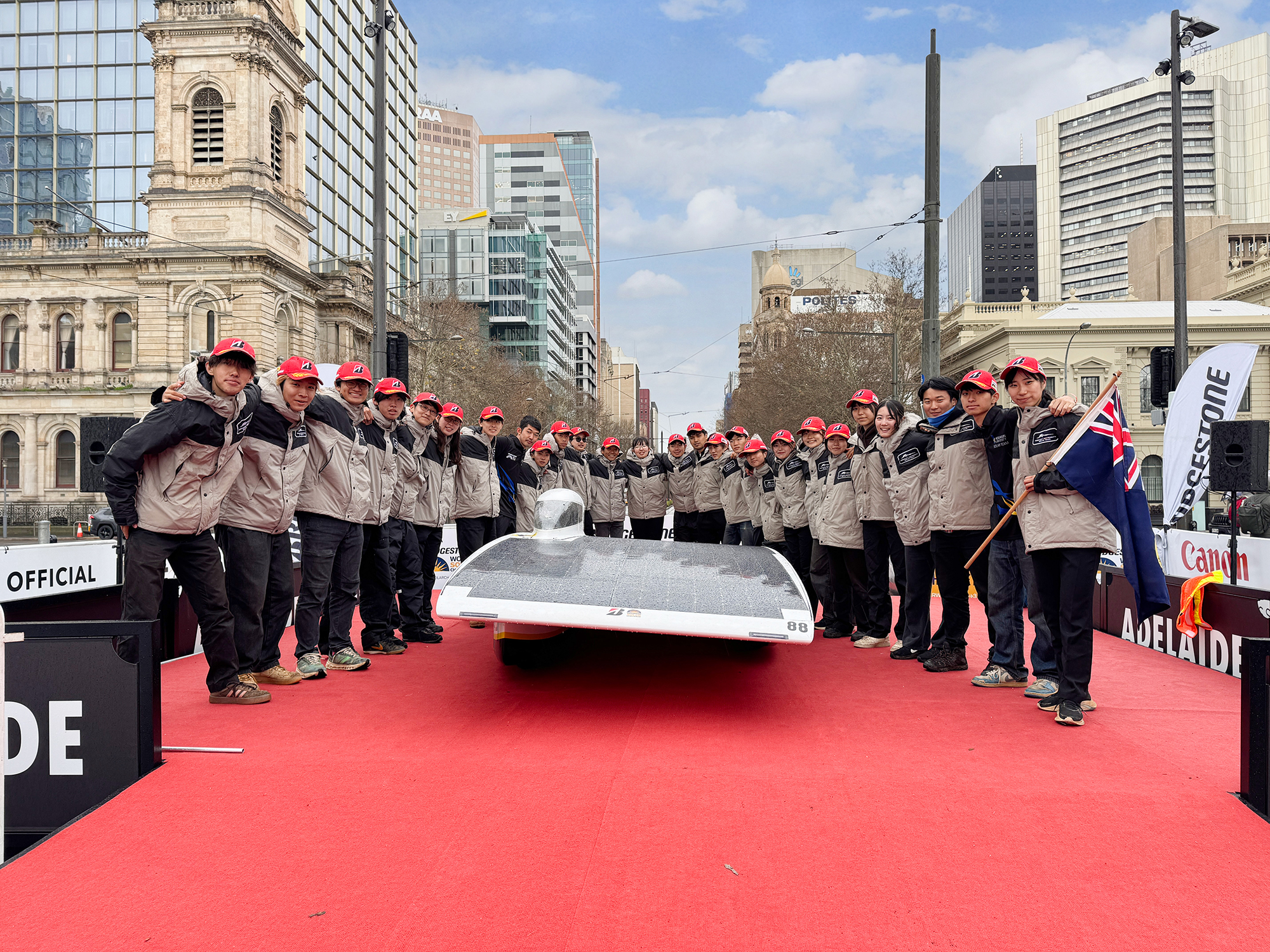 オーストラリア大陸3,000km縦断レースで日本勢2位の完走！「工学院大学ソーラーチーム」世界大会参戦報告会を開催