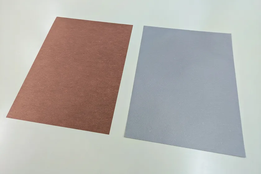 「三次元不織布集電体」(左:銅メタライズ品、右:アルミメタライズ品)