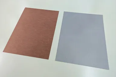 「三次元不織布集電体」(左：銅メタライズ品、右：アルミメタライズ品)