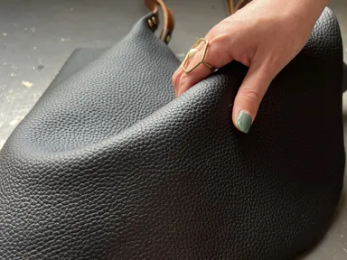 傷や汚れに強い革です