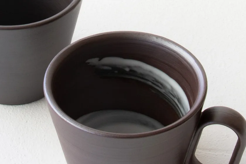 紫泥の落ち着いた土の風合いと手仕事の温もりが調和した一品。