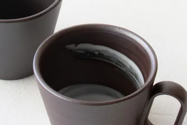 紫泥の落ち着いた土の風合いと手仕事の温もりが調和した一品。