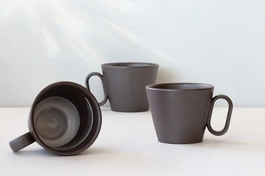 素材の表情を生かした「無地」と、内側に白釉を施した「中白」の2種を展開。それぞれ異なる趣を楽しめます。