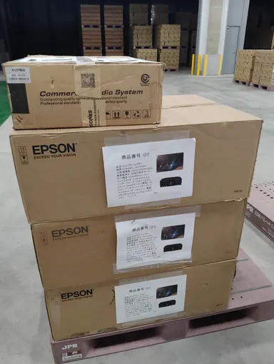 寄贈品実物（業務用高性能プロジェクター）※応募条件あり