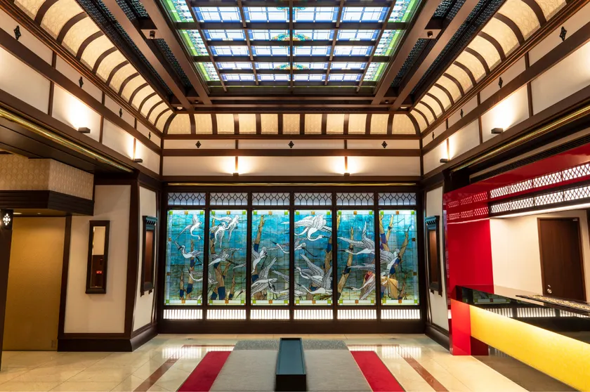 1階ロビーのステンドグラス