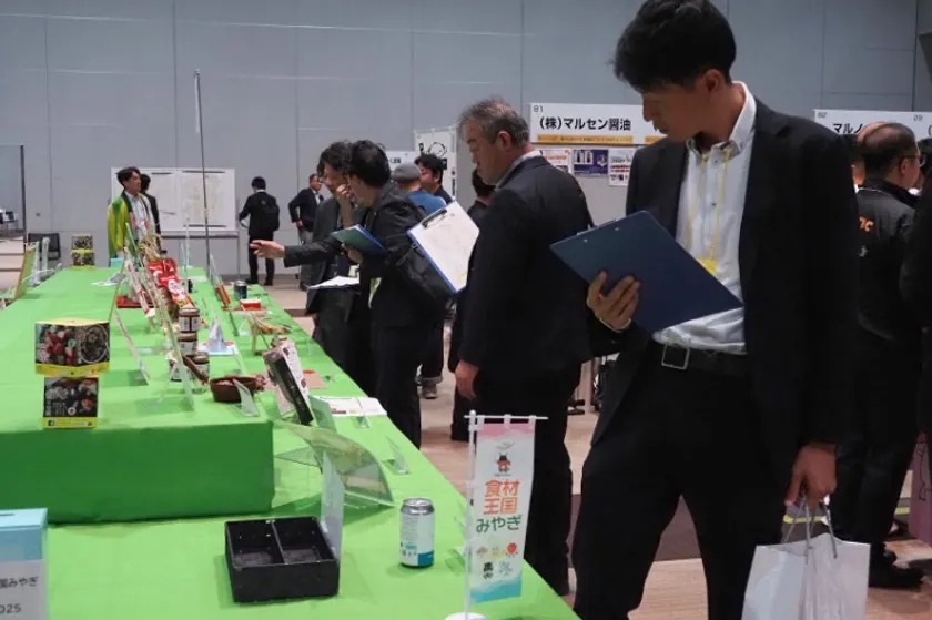 多くのバイヤーが展示会の合間に立ち寄り審査を行った