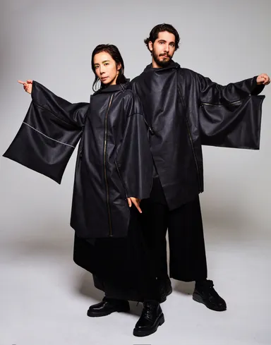 ミハイルギニスアオヤマDFAaward2025受賞キモノコートストール［登録意匠］