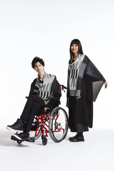 ミハイルギニスアオヤマ着るアートストール［エンジェルストール］