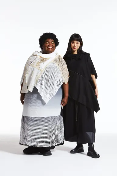 ミハイルギニスアオヤマ着るアートストール［ハイブリッドポンチョ］