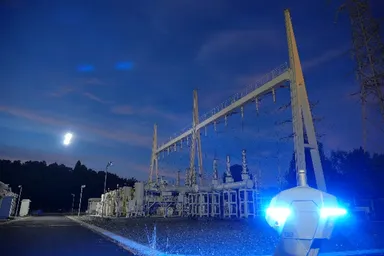 ＜変電所内を夜間巡視＞