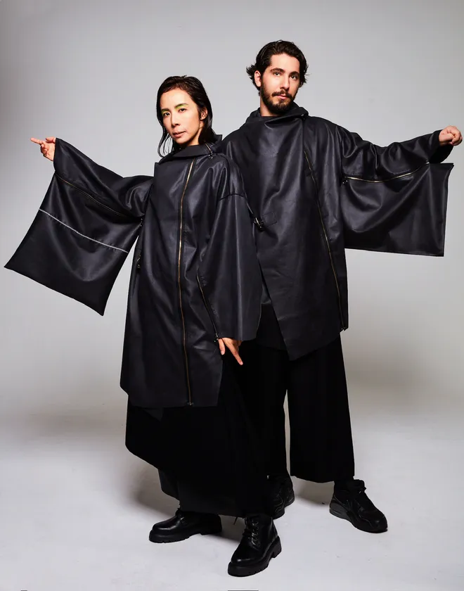 コートストール［登録意匠］＋キモノ袖になるクッションカバー［登録意匠］着用イメージ