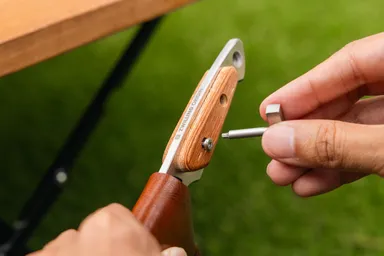 パッカーウッド素材のハンドル材キットが付属