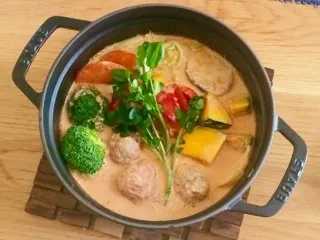 彩野菜とビーフボールの豆乳トマト鍋