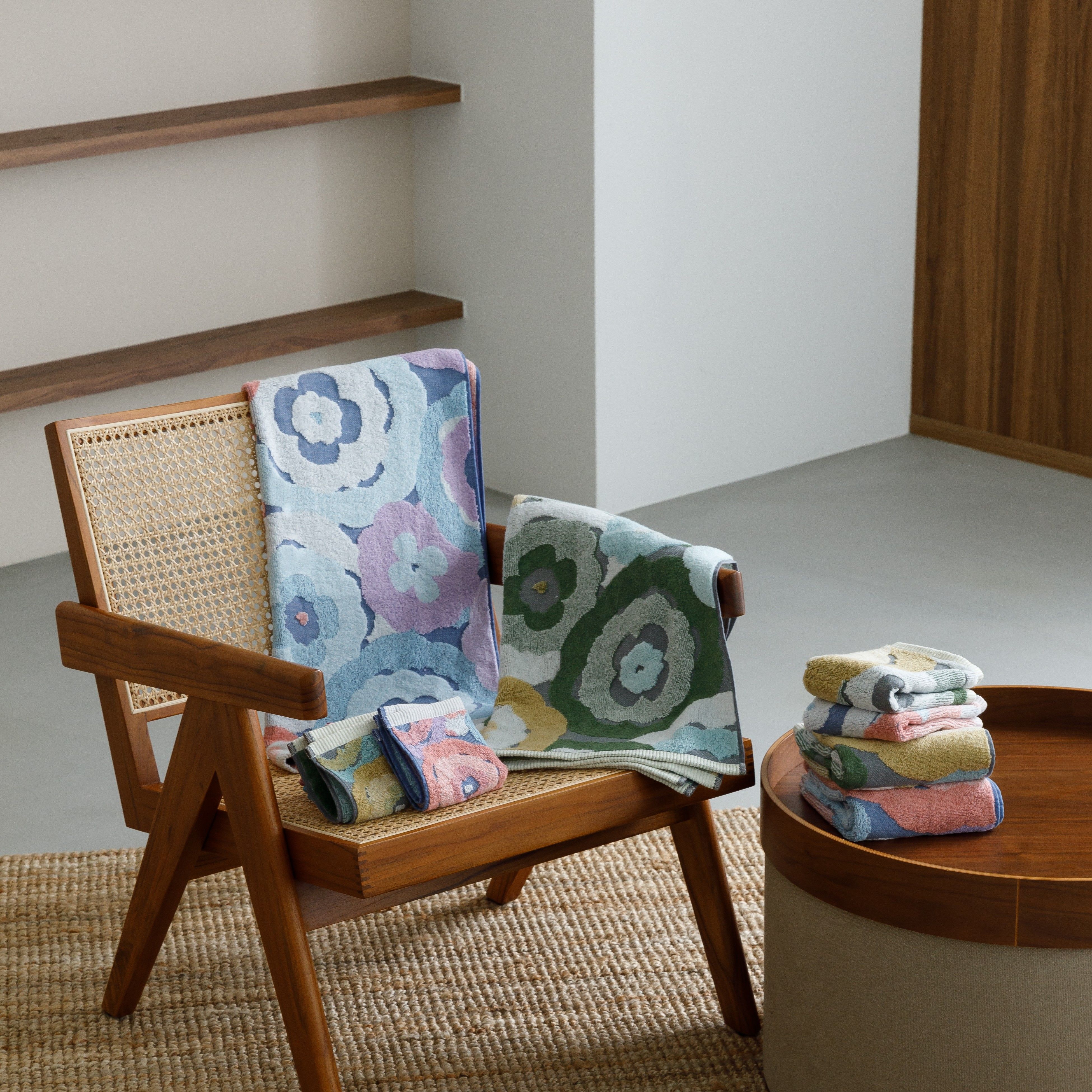 多彩な花柄を美しく表現、多色ジャガード技術を生かした 今治タオル