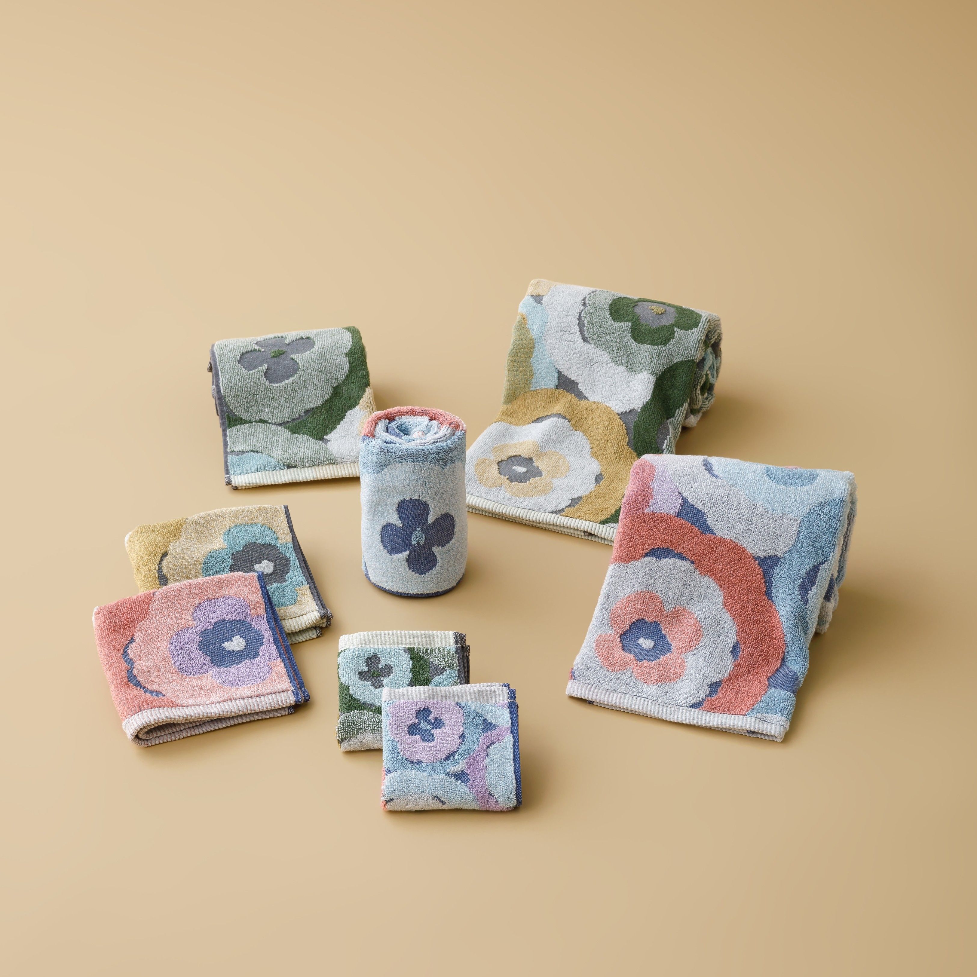 多彩な花柄を美しく表現、多色ジャガード技術を生かした 今治タオル