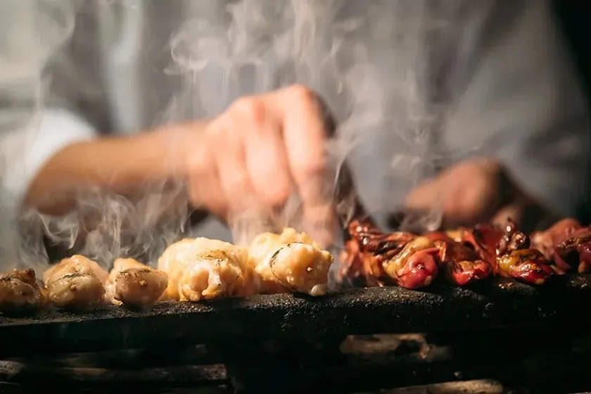備長炭で焼き上げる焼き鳥