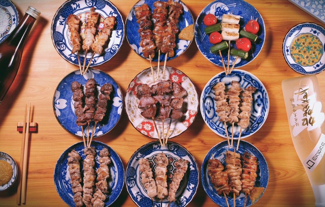 備長炭の炭火焼き鳥を食べ放題で！ 『おすすめ屋 神戸三宮店』が 税込
