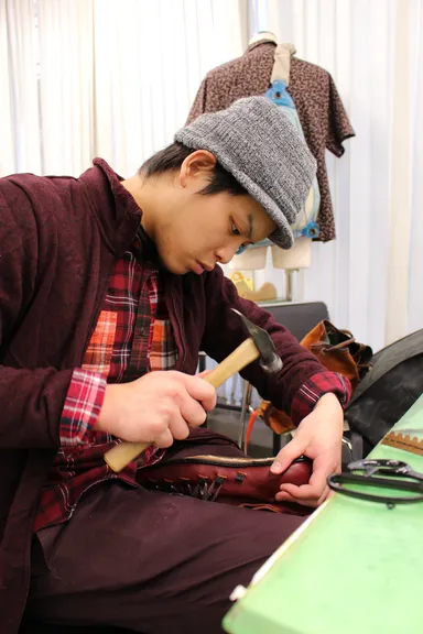 雑貨プランナー科の学生は靴やバッグを製作