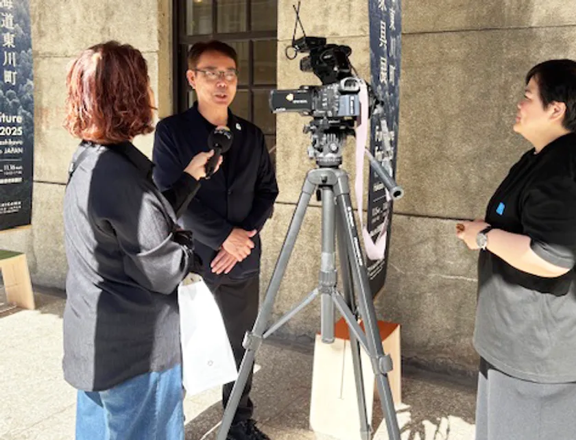 台湾メディアのインタビューを受ける東川町の菊地町長