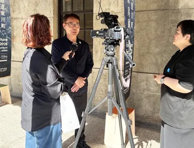 台湾メディアのインタビューを受ける東川町の菊地町長